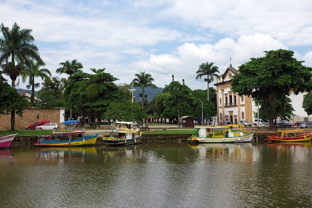 Kolorowe łodzie Paraty