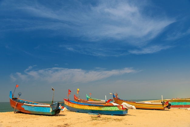 Kolorowe łodzie rybackie na plaży