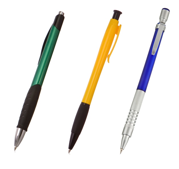 Kolorowe lśniące długopisy na białym tle