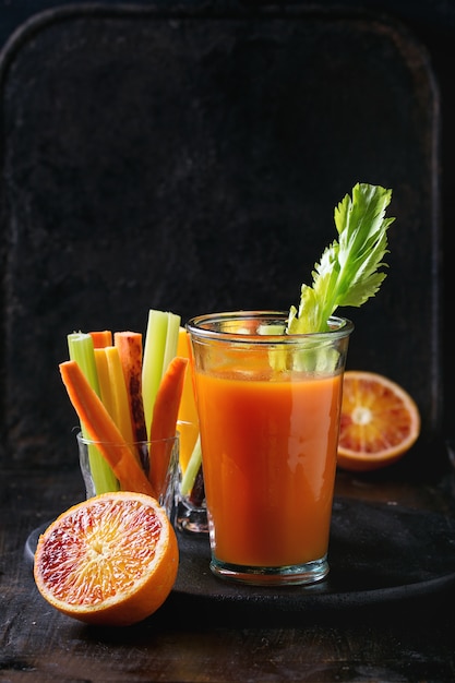 Kolorowe marchewki i sok