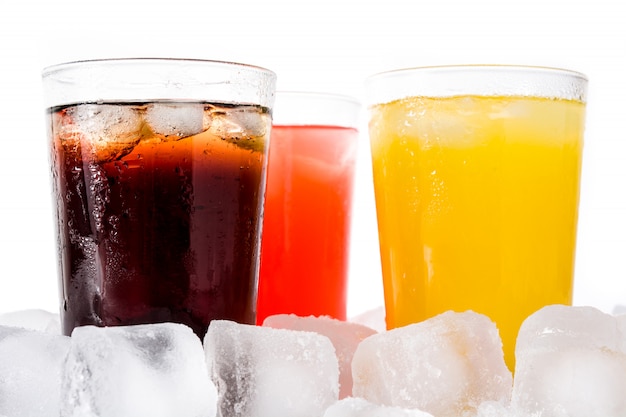 Zdjęcie kolorowe napoje bezalkoholowe na lato z kostkami lodu na białym tle
