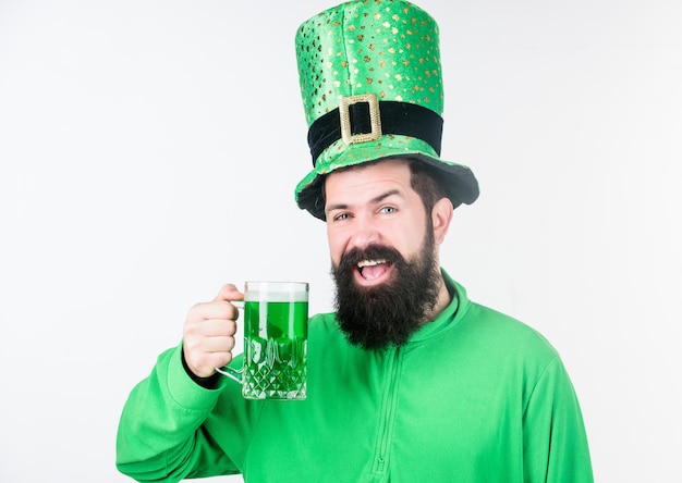 Kolorowe napoje patricks wakacje. Kolor zielony część uroczystości. Irlandzki pub piwny. Globalne obchody kultury irlandzkiej. Mężczyzna hipster brodaty kapelusz patricks day pić piwo. Święto świętego patryka.