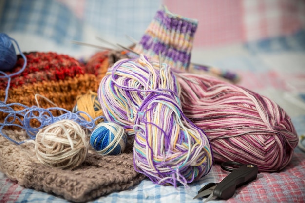 Kolorowe nici druty dziewiarskie i inne przedmioty do robótek ręcznych