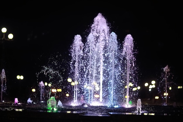 kolorowe nocne fontanny / strumienie kolorowej wody w fontannie, nocne oświetlenie miasta, obiekt turystyczny art