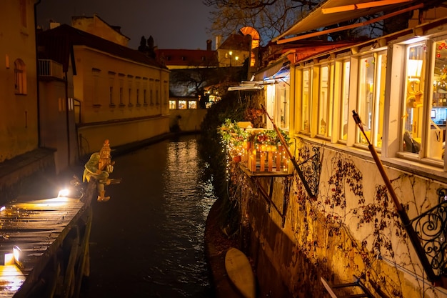 Kolorowe nocne stare młyny na praskim strumieniu certovka czechy