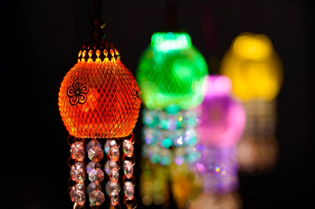 Kolorowe nowoczesne latarnie, Akash kandil lub dekoracyjne lampy Diwali z okazji Święta Diwali.