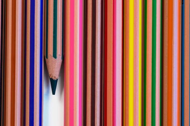 Kolorowe ołówki na białym tle