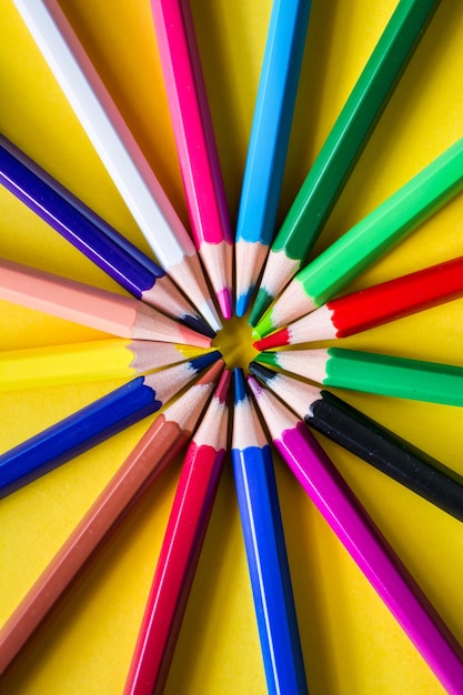 Kolorowe Ołówki Na żółtym Tle. Edukacja