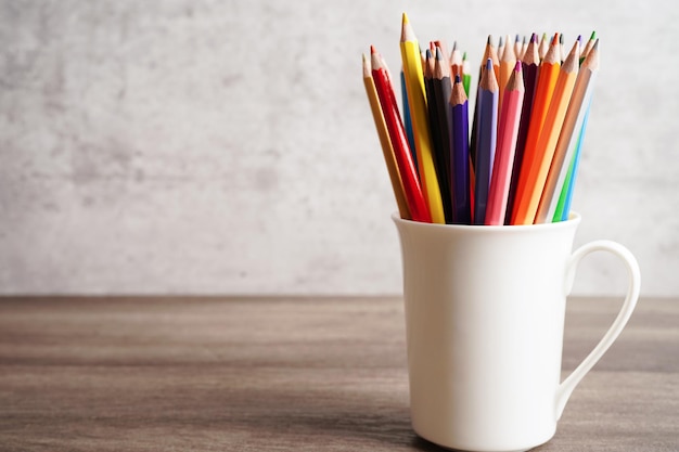 Kolorowe ołówki w szklanym słoju z kopią przestrzeni uczenia się koncepcji edukacji uniwersyteckiej