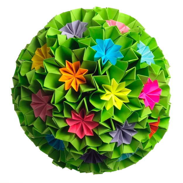 Kolorowe origami kusudama z tęczowych kwiatów na białym tle