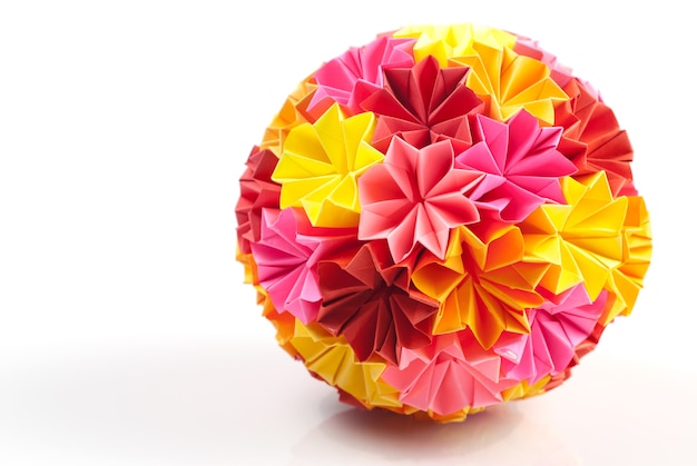 Kolorowe origami kusudama z tęczowych kwiatów na białym tle