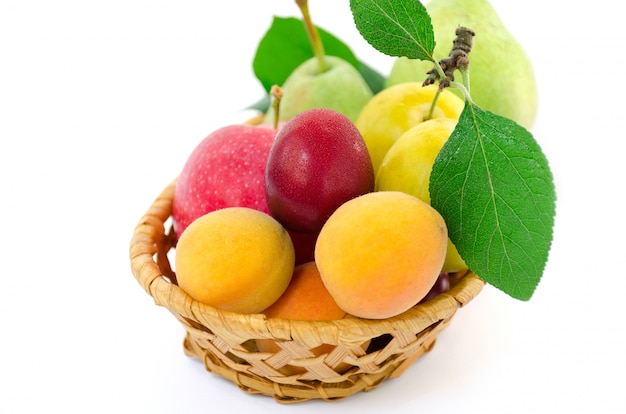Kolorowe owoce w wiklinowym koszu. Odosobniony