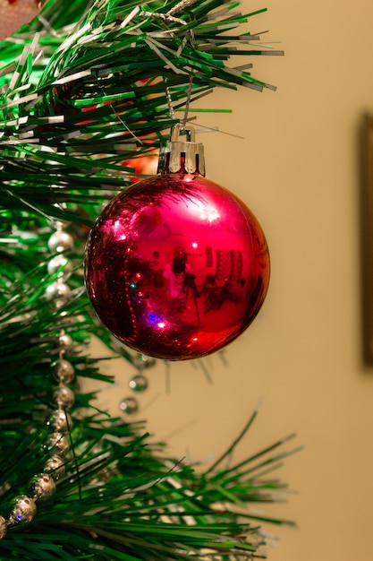 Kolorowe ozdoby świąteczne i noworoczne do dekoracji i uroczystości na sezon świąteczny