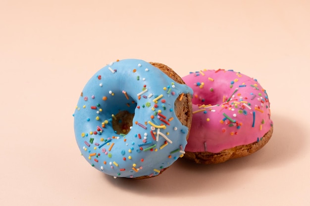 Kolorowe pączki na pastelowo-różowym tle