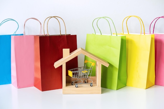 Zdjęcie kolorowe papierowe torby na zakupy na białym stole, koncepcja zakupy online w domu