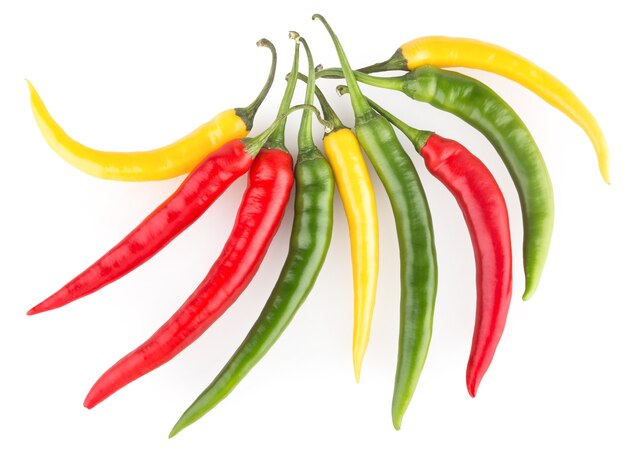 Kolorowe papryczki chili na białym tle