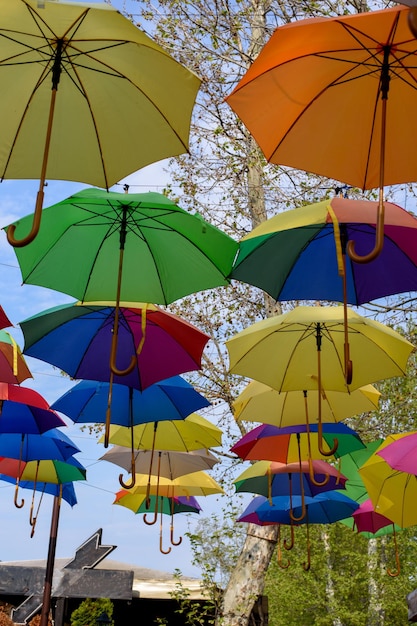Kolorowe parasole dekoracja uliczna na alei handlowej KOLOROWE PARASOLE nad ulicą