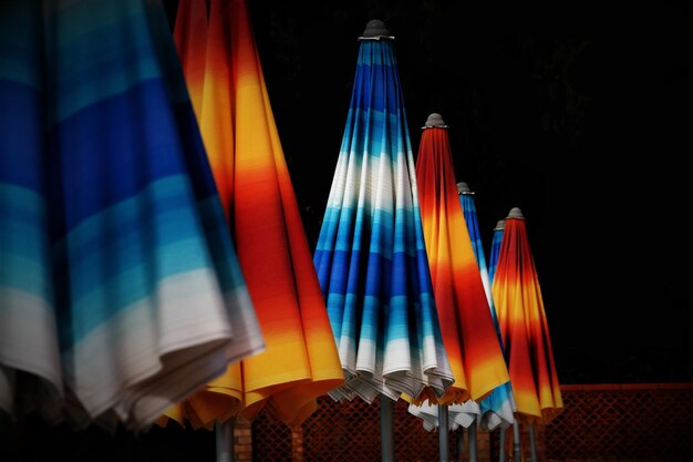 Zdjęcie kolorowe parasole plażowe żywe kolory w przeciwieństwie do czarnego tła