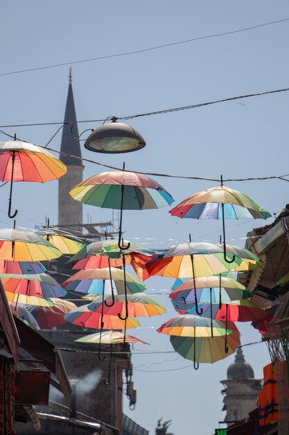 Kolorowe parasole wiszące nad ulicą