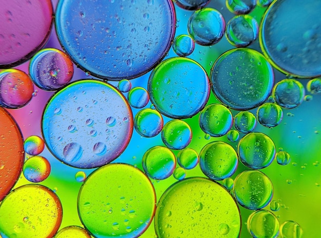 Zdjęcie kolorowe pęcherzyki abstrakcyjne tło bąbelki oleju w przezroczystym płynnym tle