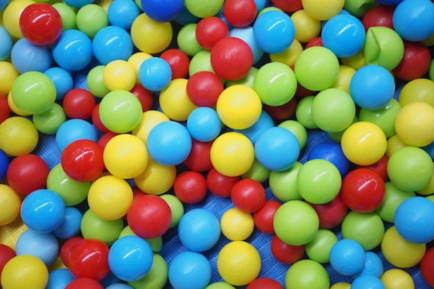 Kolorowe piłki na placu zabaw dla dzieci