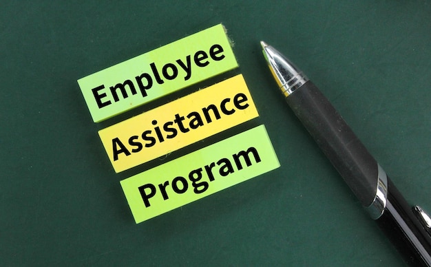 Kolorowe pióro i papier ze słowem Employee Assistance Program lub EAP