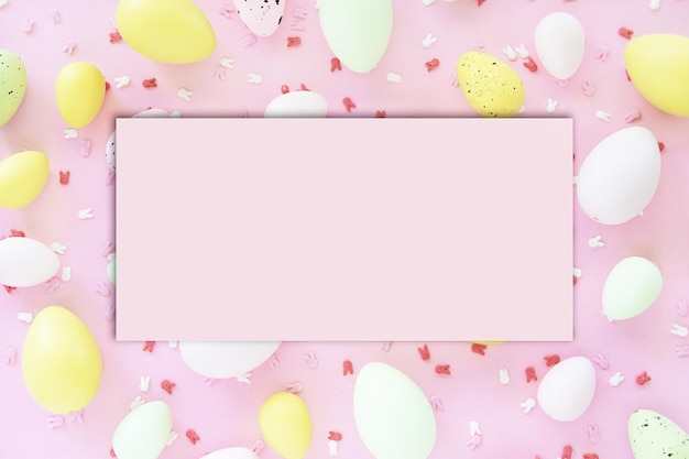 Zdjęcie kolorowe pisanki na różowym tle polowania na jajka