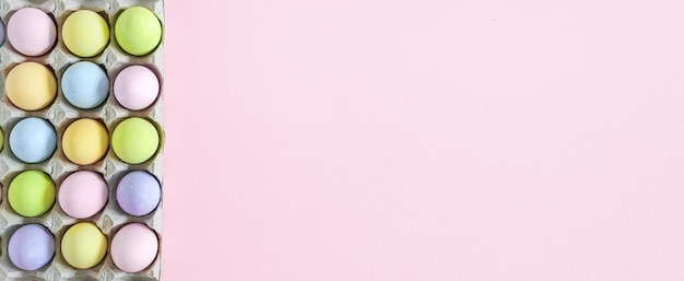Zdjęcie kolorowe pisanki pastelowe na różowo, widok z góry z naturalnym światłem. płaski styl świecki.