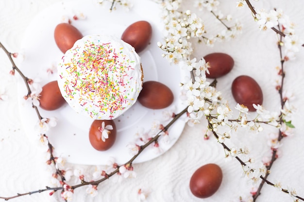 Zdjęcie kolorowe pisanki z wiosennymi kwiatami. kolorowe obramowanie świąteczne jajka. wielkanocne ciasto.