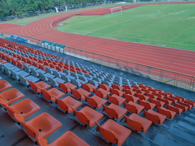 Kolorowe plastikowe fotele na stadionie.