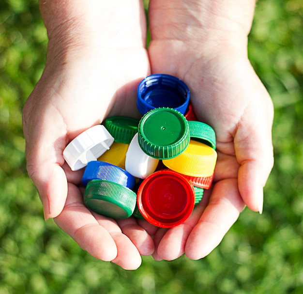 kolorowe plastikowe korki w damskich rękach