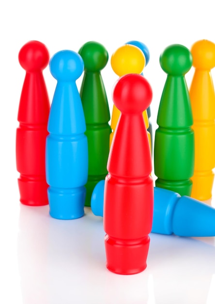 Kolorowe plastikowe kręgle zabawek w kręgle na białym tle
