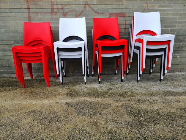 Kolorowe plastikowe krzesła ułożone na zewnątrz