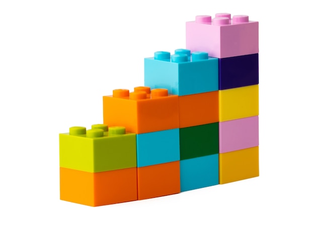 Kolorowe plastikowe zabawki bloki konstrukcyjne na białym tle