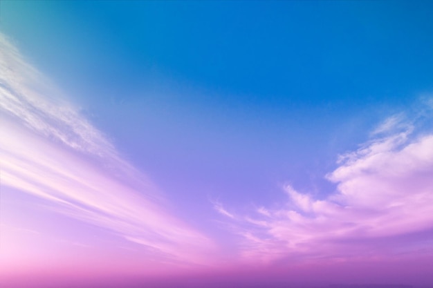 Kolorowe pochmurne niebo o zachodzie słońca Kolor gradientu Tekstura nieba Abstrakcyjne tło naturalne