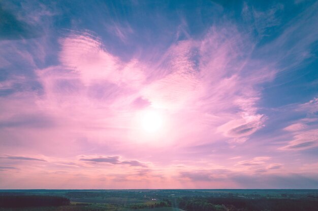 Kolorowe pochmurne niebo o zachodzie słońca Zachód słońca nad wsią Gradient kolorów Widok z lotu ptaka