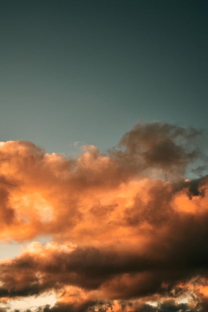 Kolorowe pochmurne niebo po deszczu z czarnymi chmurami po deszczu Niebo Naturalne tło Wieczór letni Cloudscape