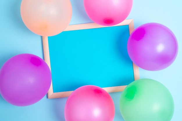 Kolorowe Projekty Zaproszeń Na Przyjęcia Jasne Pomysły Na Planowanie Uroczystości Nowe Błyskotliwe Dekoracje Balony Konfetti świece świętuj Projekt Festiwalu Potrzeby Imprezowe