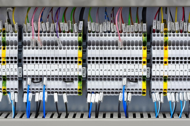 Zdjęcie kolorowe przewody w skrzynce dystrybucji energii elektrycznej plc panel sterowania z okablowaniem obudowa panelu sterowania elektrycznego do zasilania i dystrybucji energii elektrycznej