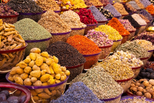 Kolorowe przyprawy i zioła sprzedawane na tradycyjnym targu ulicznym