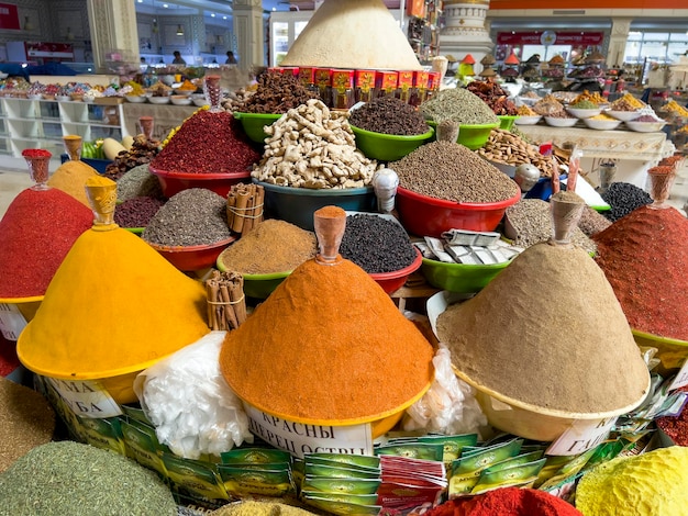 Kolorowe przyprawy na bazarze