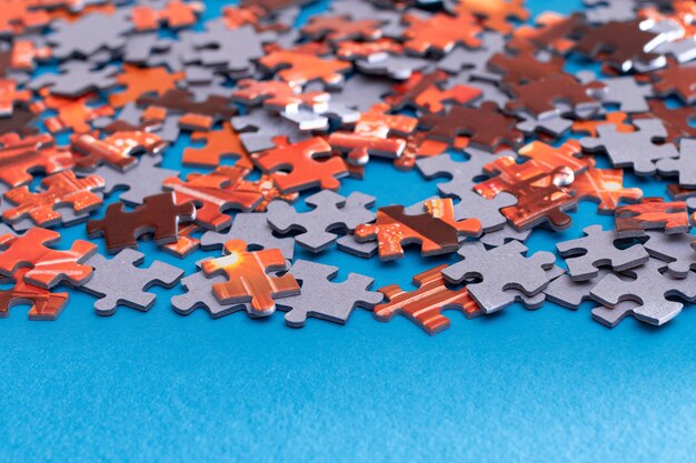 Kolorowe puzzle na niebieskim tle