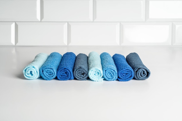 Zdjęcie kolorowe ręczniki z mikrofibry na białym stole koncepcja sprzątania i sprzątania