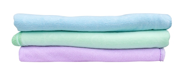 Kolorowe ręczniki złożone na białym tle na białym tle ze ścieżką przycinającą