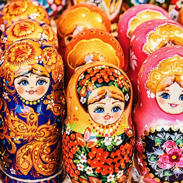 Kolorowe rosyjskie lalki zagnieżdżone Matreshka na rynku.