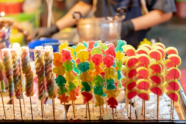 Kolorowe słodycze lub przekąski w cukrze, które kupcy robią na sprzedaż turystom