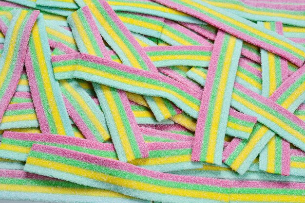 Kolorowe soczyste cukierki gumowate tło. Widok z góry. Słodycze galaretkowe.