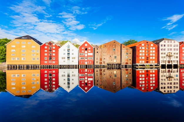 Kolorowe stare domy na nabrzeżu rzeki Nidelva w centrum starego miasta Trondheim w Norwegii