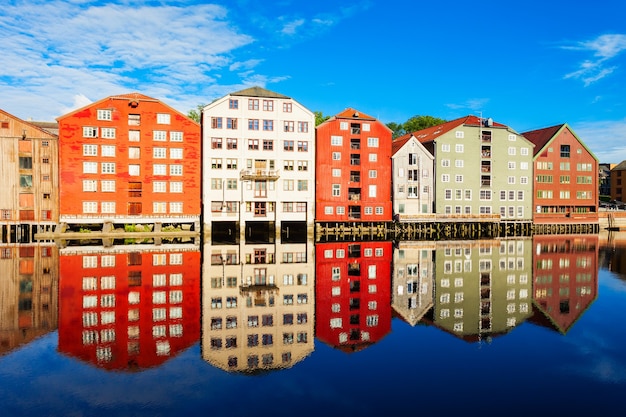 Kolorowe stare domy na nabrzeżu rzeki Nidelva w centrum starego miasta Trondheim w Norwegii