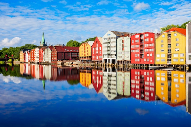 Kolorowe Stare Domy Na Nabrzeżu Rzeki Nidelva W Centrum Starego Miasta Trondheim W Norwegii